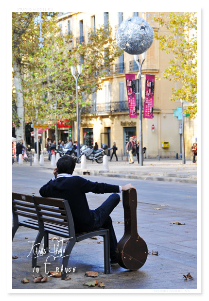 Aix　ミラボー通りで画になる人１.jpg